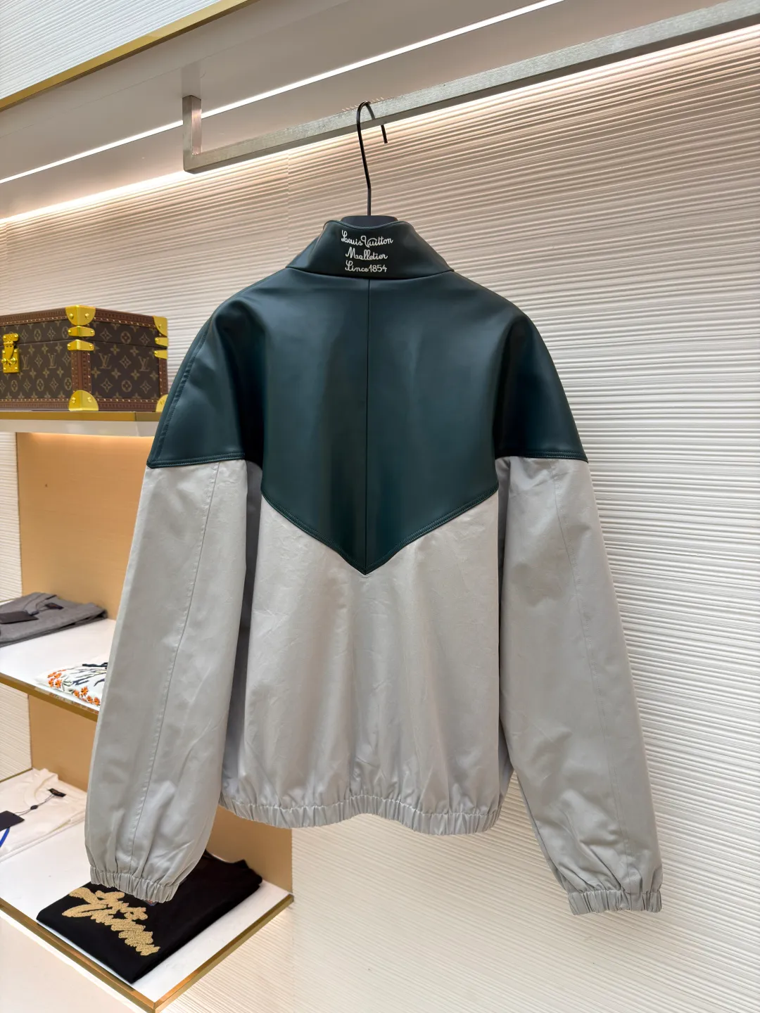 LOUIS VUITTON color-blocked sports long-sleeved jacket ●Original version: purchased and developed by 35590 ●Item number: 1681459-B80 ●Fabric: leather fabric ●Technology: intarsia production ●Color: gray-green splicing ●Version: fitted version ●Weight: about 800 grams ●Size: 46-48-50-52 ●Description: This jacket is made of high-quality genuine leather fabric. After special treatment, it feels soft and has a delicate luster. The contrasting color splicing design presents a fashionable layering. The stand-up collar structure is paired with a brand-customized metal zipper, and the zipper head is decorated with exquisite and luxurious pearls. The "LV" logo on the chest adopts three-dimensional leather embossing technology, with precise edge routing, strong three-dimensional effect and high recognition. The zipper pockets on both sides of the body are reinforced and sewn, which is practical and enhances the design. The splicing uses professional leather sewing technology, the stitch length is fine and even, and the ribbed design of the hem and cuffs fits the body shape. From the selection of genuine leather fabrics to the control of detailed craftsmanship, every process reflects LOUIS VUITTON's ultimate pursuit of craftsmanship precision and luxury style. It not only shows the high-end texture of leather items, but also highlights the brand design language through contrasting colors and three-dimensional logos. It is a fusion of leather craftsmanship and fashion design. The overall wiring is straight and delicate, the fabric is comfortable and soft, and the color is consistent without color difference. It can be matched with the same style to create a fashionable look and control various occasions. Customized accessories, complete with three standards, same style for men and women!